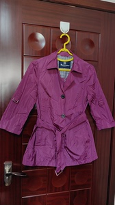 雅格狮丹，夏天薄风衣，原价4800元，轻薄软和，颜色特别好，
