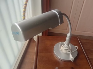 出闲置飞利浦星宇台灯一枚，送飞利浦配套节能护眼灯管。