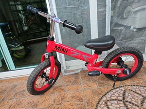 宝马MINI联名儿童平衡车。无脚踏，12寸，碳钢车身。无锈。