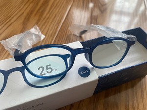 正品jins儿童防蓝光眼镜。前两年去日本玩的时候自己买的，非