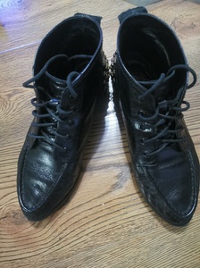短款铆钉女靴，尺码35，纯黑色，有明显的穿着痕迹，但是无破损