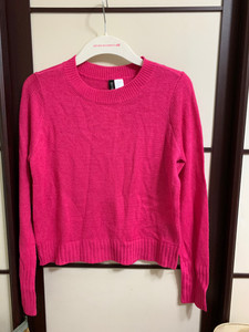 H&M 女装玫红色纯色圆领套头长袖薄款针织衫毛衣全新带吊牌。