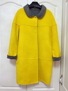 柠檬黄双面羊绒大衣。撞灰色，太时尚了。全新的。家里人买的近5