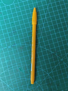 慕娜美纤维笔3000一根，金黄色。