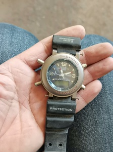 一个卡西欧Dw8200手表，表带有一个表胶圈没有，表能正常走