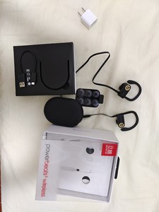 beats power3黑金色，用过，有一个耳塞不见了但是有