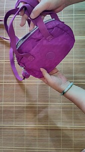 全新 kipling  轻便简约斜挎包手提包，紫色一个，蓝色