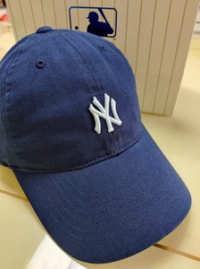 韩国乐天免税专柜店购买的，未使用，全新MLB藏青色帽子NY白