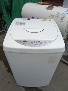 威力全自动洗衣机4公斤。功能一切正常。闲置低价出售，售后无忧