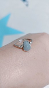 出一枚缅甸A货翡翠戒指，颜色清澈如水，蓝色纯正，戒面形状为蛋