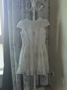 fiveplus白色裙子，只穿过一次，很仙，质量很好，裙子长