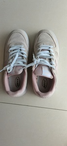 纽百伦女板鞋橡皮粉色38码，几乎全新，码号标准，穿着舒服好看