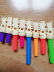 小虎队彩笛卷玩具 彩笛口哨 成色比较新 都可以吹响 实物与照