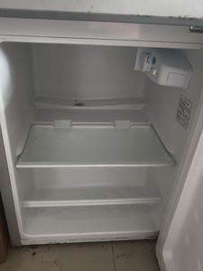 小冰箱，也是在闲鱼买的新的，用了一年多，外观脏了一点。买的时