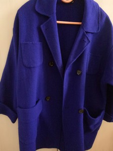 宝蓝色双面羊绒外套，中长款韩版宽松版。没起球，颜色漂亮特别显