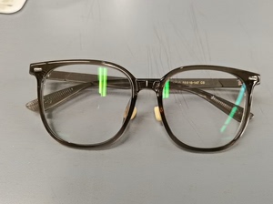 无度数防蓝光眼镜，门店配的，长时间看屏幕可以戴上保护眼睛