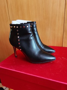 捷意娜春秋两层皮女鞋，铆钉设计，皮质柔软，跟高8.5cm，角