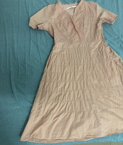 粉色歌莉娅连衣裙50、UR手提包150，包包很新，提了不超过
