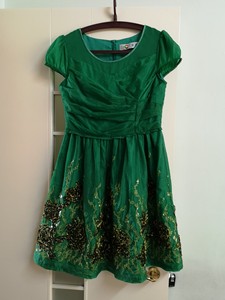 品牌唐菱连衣裙，纯正的绿色，精致的工艺，减轻款式，专柜正品，