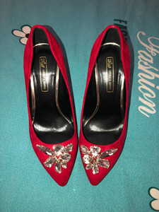 全新专柜品牌红色麂皮绒水钻高跟鞋，质量超级好！鞋跟10cm