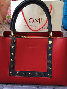 OMI真皮铆钉女包斜挎包 品牌：OMI/欧米 材质：牛皮 、