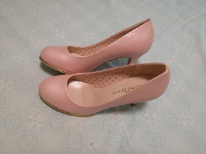 卓诗尼高跟金边女单鞋，春秋时尚女鞋。粉色23.5码，9.8成