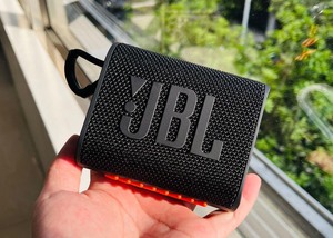 低价出JBL金砖4代无线狼牙音响，迷你便捷携带，可调节灯光效