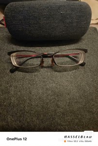 近视眼镜1付品牌JINS，带眼镜盒。