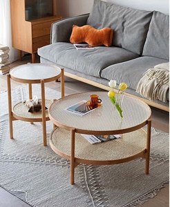 藤编茶几，客厅圆形玻璃茶几，阳台实木小圆桌。采用藤面编织工艺
