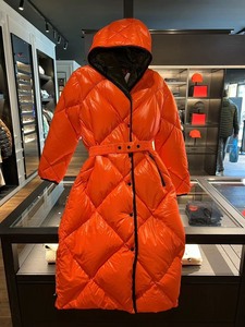 Moncler/蒙口 女士橘黄色长款羽绒服