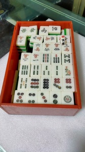 早期手摸小麻将牌136张全，无配子破子，品相如图，盒子有小瑕