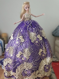 芭比娃娃婚纱彩纱裙，有粉色和蓝色还有大红色，高60厘米的芭比