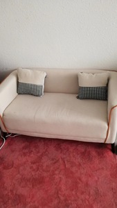 出斯堪的纳维亚风格的布艺沙发，颜色为米白色，款式为现代简约风