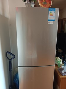 出海信 Hisense品牌的三门冰箱，颜色为银色，款式为对开