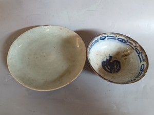两个清代晚期瓷器，一个豆青柚盘子，一个青花碗，豆青盘子明显有