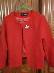 实体店入的大红色毛呢外套，无领，无纽扣，95新，便宜点出。小