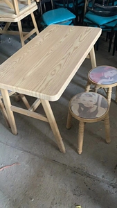 九成新桌子和凳子 尺寸是110×60×80