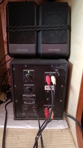 麦博多媒体音箱一套，正常使用，音质不错，成色如图。二手商品售
