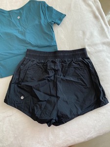 lulu黑色短裤8码带内衬，两侧有隐形拉链口袋