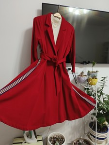 正红色风衣裙，九分袖，实物没拍出来原色，质感好，很有垂度，侧