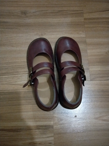 青漫玛丽珍红棕色小皮鞋，全新的，我一般穿39或40但是这个小