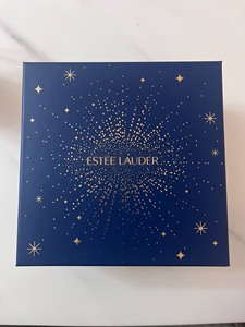 出Estée Lauder 雅诗兰黛的护肤品礼盒，包含精华、