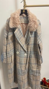 皮草粉蓝色格子大衣，领子是羊皮羊毛一体，身上100羊毛，袖口