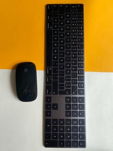 原装苹果二代全键盘（数字分区）+ 二代鼠标，颜色深空灰。