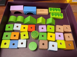 儿童启蒙益智积木块，彩色各种形状有孔