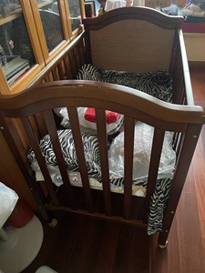 小龙哈比婴儿床，床的尺寸是长115㎝，宽65㎝，可放下单侧围