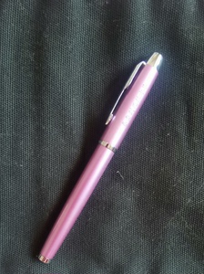 派克钢笔。独特的粉色，可可爱爱，适合美丽的女孩子使用哦！笔身