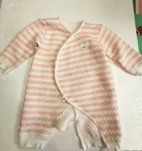 爱婴蜜语连体衣一件，66码，很新。粉色条纹图案。购于深圳爱婴