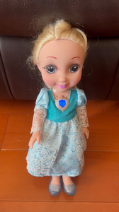【个人闲置】挺逗冰雪公主奇缘玩具爱莎艾莎玩偶。会唱歌讲故事儿