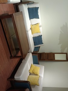 柏森黑胡桃木框架搭配布艺沙发，黑胡桃价格昂贵，沙发坐垫靠背质